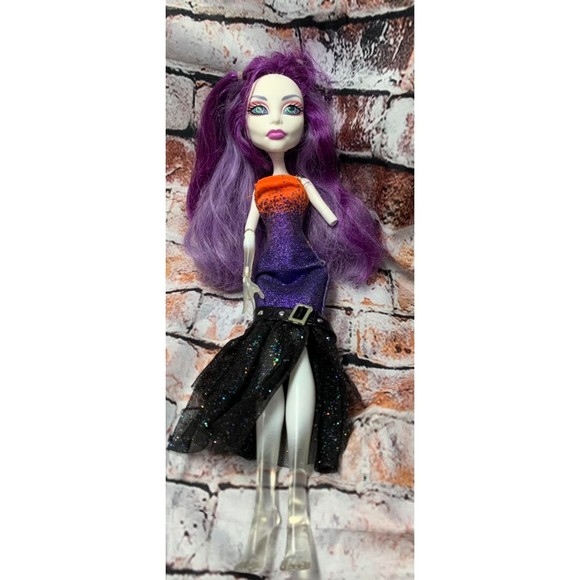Monster High Doll Spectra Vandergeist Dot Dead Gorgeous '08 Outfit Missing 1 Arm - Picture 2 of 3